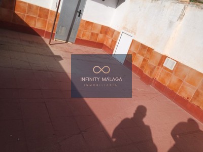 Casa en venta en Malaga, con 4 dormitorios, 2 baños y terraza