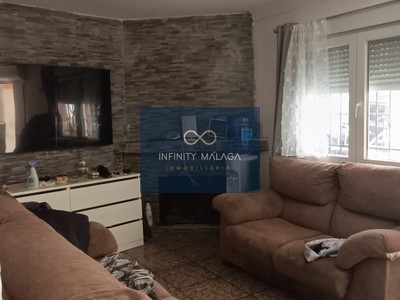Casa en venta en Malaga, con 4 dormitorios, 2 baños y terraza