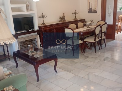 Casa en venta en Malaga, con 3 dormitorios, baño, aseo, trastero y 2 terrazas