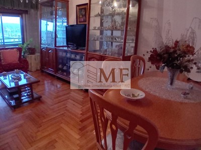 Piso en venta en Vigo, con 3 dormitorios, 2 baños, plaza de garaje, trastero y 2 balcones