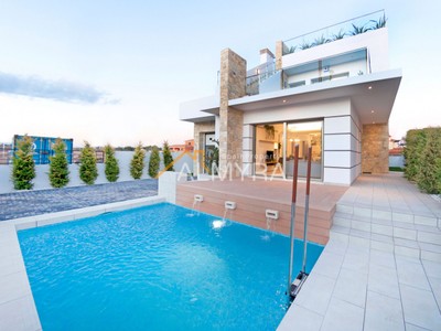 Villa en venta en Los Alcázares, con 3 dormitorios, 3 baños y terreno