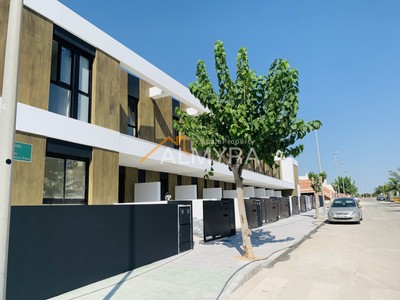 Adosado en venta en Pilar De La Horadada, con 3 dormitorios, 2 baños y terreno