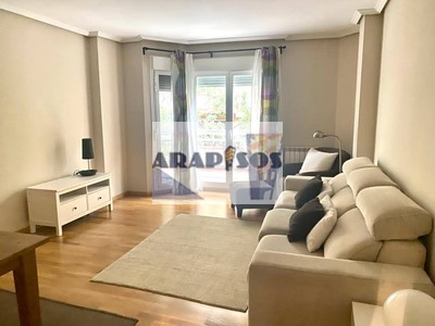 Piso en alquiler en Zaragoza, Ruiseñpres, con 2 dormitorios, 2 baños y balcón