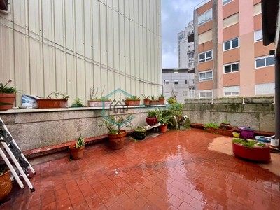 Ático en venta en Vigo (radio Zona Plaza De España), con 3 dormitorios, 2 baños, balcón y terraza