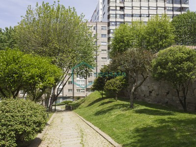 Piso en venta en Vigo (radio Zona Plaza De Independencia), con 4 dormitorios, 2 baños, plaza de garaje, trastero y balcón