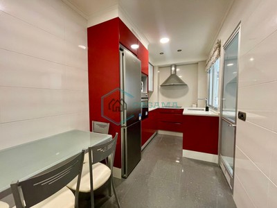 Piso en venta en Vigo (radio Zona Plaza De Independencia), con 4 dormitorios, 2 baños, plaza de garaje, trastero y balcón