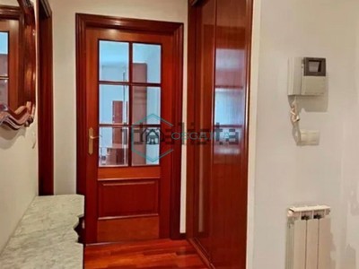 Piso en venta en Vigo (radio Zona Aragón, Travesía, Teis), con 3 dormitorios, 2 baños, plaza de garaje, trastero, balcón y terraza