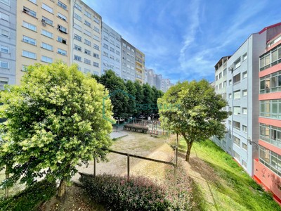 Piso en venta en Vigo (radio Zona Aragón, Travesía, Teis), con 4 dormitorios, 2 baños, plaza de garaje y trastero