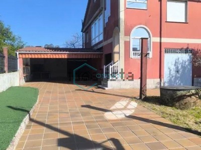 Adosado en venta en Vigo (radio Zona Cabral), con 3 dormitorios, 2 baños, 2 plazas de garaje, trastero y terreno
