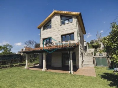 Chalet en venta en Vigo (radio Zona Calvario), con 3 dormitorios, 3 baños, 3 plazas de garaje, trastero y terreno