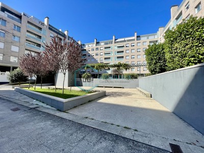 Apartamento en venta en Porriño, con 2 dormitorios, baño, 2 plazas de garaje, trastero, balcón y terraza