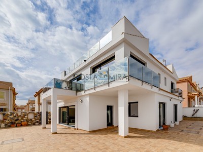 Chalet en Primera Linea con Vistas Panorámicas al Mar a la Venta en Torrevieja, Costa Blanca