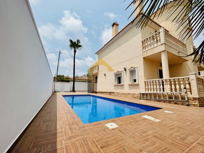 Chalet en venta en Orihuela Costa, Cabo Roig, con 5 dormitorios, 4 baños y terreno