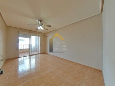 Piso en venta en Torrevieja, con 3 dormitorios y 2 baños
