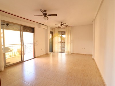 Piso en venta en Torrevieja, con 3 dormitorios y 2 baños