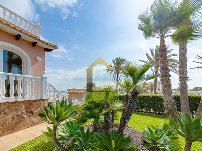 Chalet en venta en Orihuela Costa, La Zenia, con 5 dormitorios, 8 baños y terreno