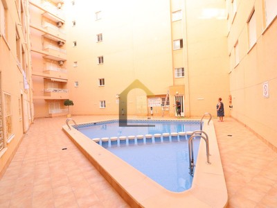 Apartamento en venta en Torrevieja, con 2 dormitorios y baño