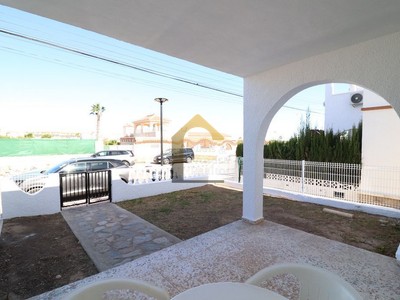 Bungalow en venta en Orihuela Costa, La Florida, con 2 dormitorios, baño y terreno