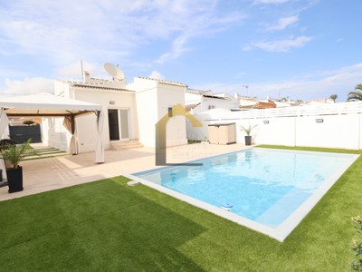 Casa en venta en Torrevieja, La Siesta, con 3 dormitorios, 2 baños y terreno