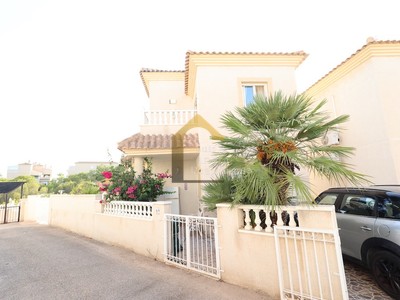 Chalet en venta en Orihuela Costa, Playa Flamenca, con 3 dormitorios, 2 baños, aseo y terreno