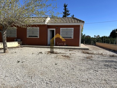 Casa en venta en Orihuela, Los Desamparados, con 3 dormitorios, baño y terreno