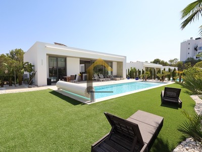 Villa en venta en Orihuela Costa, con 4 dormitorios, 3 baños, aseo, 2 plazas de garaje, trastero y terreno