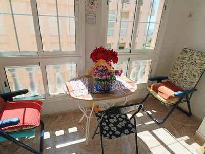 Apartamento en venta en Torrevieja, con 2 dormitorios, baño, plaza de garaje y terraza