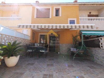 Adosado en venta en Torrevieja, con 3 dormitorios, baño y 27 terrazas