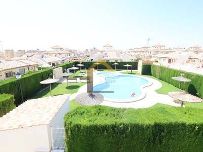 Bungalow en venta en Orihuela Costa, con 2 dormitorios, baño, plaza de garaje, terraza y terreno