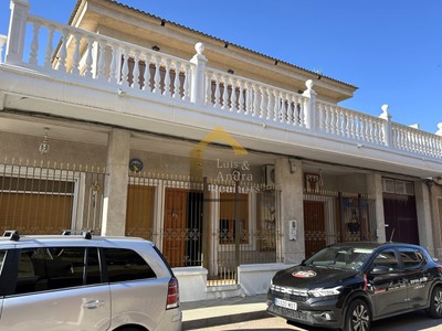Casa en venta en Cox, con 5 dormitorios, 3 baños, plaza de garaje, trastero, balcón y 2 terrazas