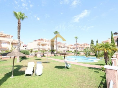 Bungalow en venta en Orihuela Costa, con 2 dormitorios, 2 baños, plaza de garaje y terraza