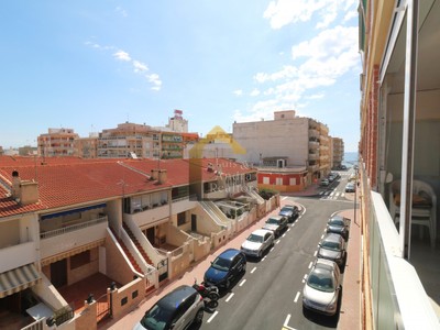 Apartamento en venta en Torrevieja, con 3 dormitorios, baño y terraza