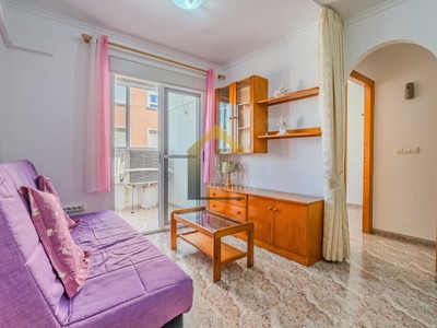 Apartamento en venta en Torrevieja, con 2 dormitorios, baño, plaza de garaje y terraza
