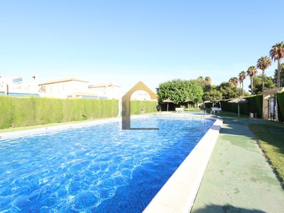 Adosado en venta en Torrevieja, con 3 dormitorios, 2 baños, terraza y terreno