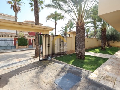Chalet en venta en Orihuela Costa, con 4 dormitorios, 3 baños, plaza de garaje, 2 terrazas y terreno