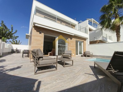 Villa en venta en San Pedro Del Pinatar, con 3 dormitorios, 2 baños, plaza de garaje, terraza y terreno