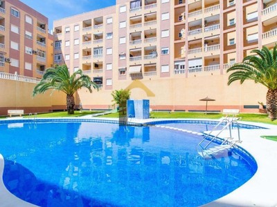Apartamento en venta en Torrevieja, con 2 dormitorios, baño y balcón