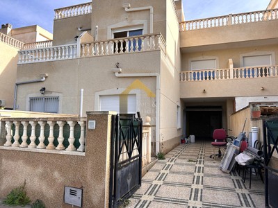 Adosado en venta en Benferri, con 3 dormitorios, baño, aseo, plaza de garaje y trastero