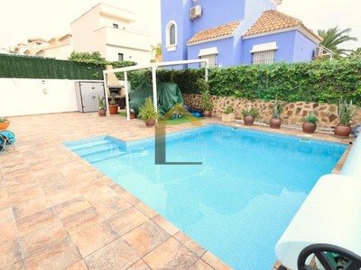 Chalet en venta en Orihuela Costa, con 4 dormitorios, 3 baños, plaza de garaje, trastero, terraza y terreno