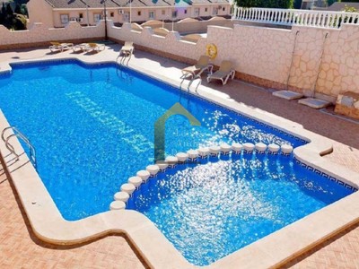 Chalet en venta en Torrevieja, con 4 dormitorios, 2 baños, plaza de garaje, balcón, 2 terrazas y terreno