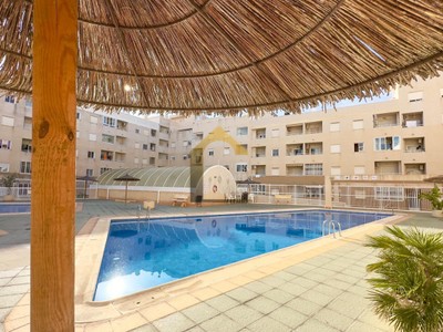 Apartamento en venta en Torrevieja, con 2 dormitorios, baño y balcón