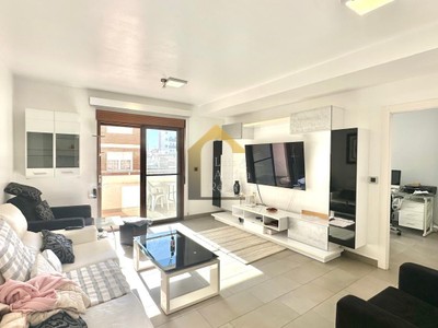 Apartamento en venta en Torrevieja, con 3 dormitorios, 2 baños, plaza de garaje, balcón y terreno