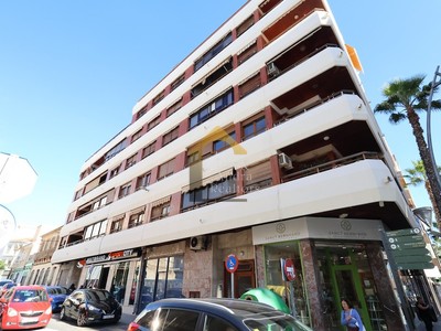 Apartamento en venta en Torrevieja, con 3 dormitorios, 2 baños y balcón