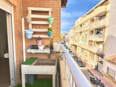 Apartamento en venta en Torrevieja, con 4 dormitorios, 2 baños, plaza de garaje y balcón