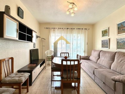Apartamento en venta en Torrevieja, con 3 dormitorios, baño y terraza