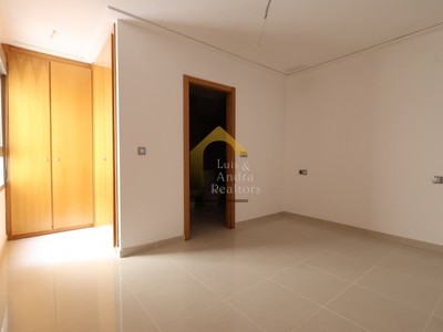 Apartamento en venta en Torrevieja, con 3 dormitorios, 2 baños y balcón