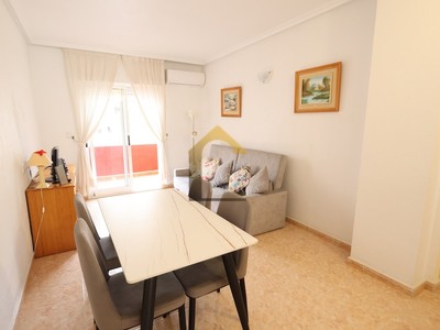 Apartamento en venta en Torrevieja, con 2 dormitorios, baño y balcón