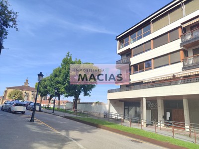 Piso en venta en Gernika-lumo, Centro, con 4 dormitorios, 2 baños, plaza de garaje, trastero y 2 balcones