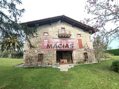 Caserío en venta en Ibarrangelua, Arboliz, con 6 dormitorios, 3 baños, 3 plazas de garaje, trastero, 3 balcones y terreno