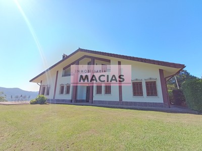 Chalet en venta en Busturia, con 6 dormitorios, 3 baños, 2 plazas de garaje, trastero, 2 balcones y terreno